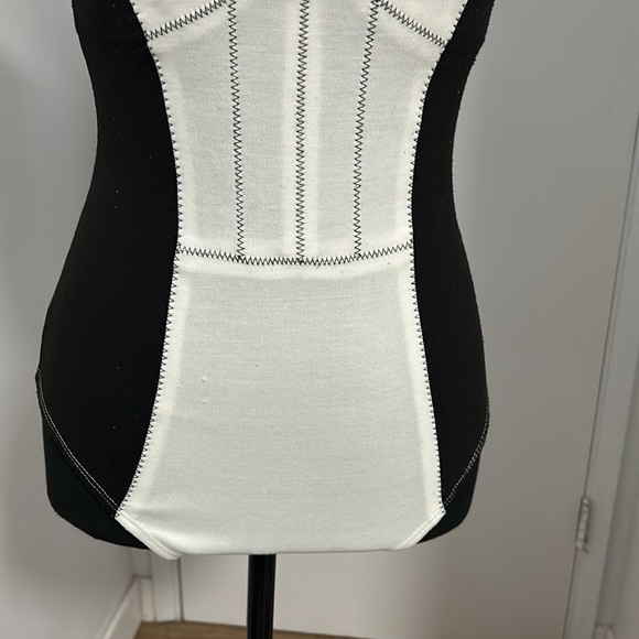 Bathing suit used still gorgeous - Picture 4 of 17